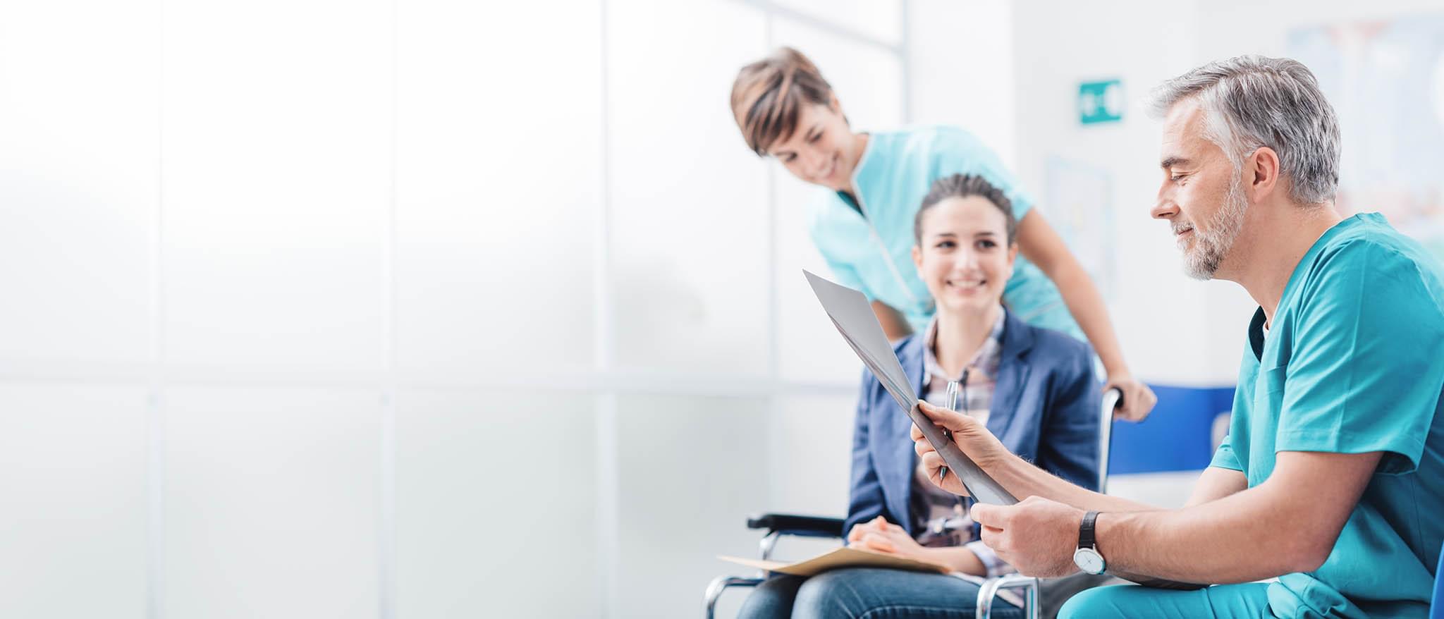 Odontólogo conversando con una paciente en su consultorio